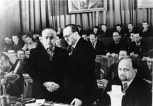 Vereinigungsparteitag der KPD und der SPD zur SED, Händedruck zwischen Wilhelm Pieck und Otto Grotewohl, Bundesarchiv, Bild 183-W0910-305